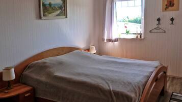 2 bedrooms, travel cot, WiFi, bed sheets