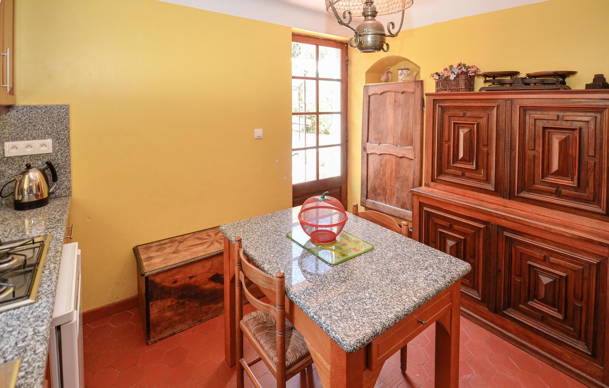 Una cucina con ripiani in granito, mobili in legno e una finestra vista panoramica.