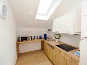 Refrigerador, microondas, lavavajillas y periquera 