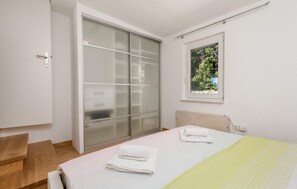 3 bedrooms, in-room safe, travel cot, free WiFi
