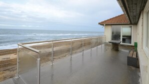 A balcony with a view of the beach and ocean. - Lovely home in Frøstrup with sauna (Frøstrup)