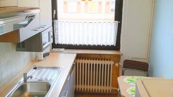 Kühlschrank, Mikrowelle, Ofen, Geschirrspüler