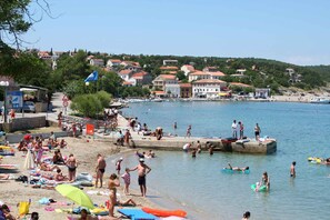 Una playa cerca