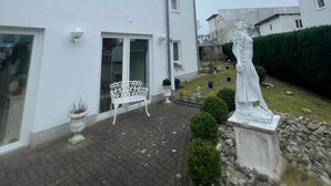Un immeuble blanc avec une enseigne indiquant « Apartmenthaus Sonnenblick ».