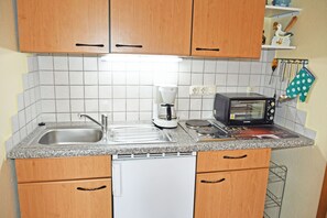 Frigorífico, microondas, cafetera o tetera y hervidor eléctrico