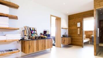 Una cocina moderna con armarios de madera, una isla central y vista al área de comedor.