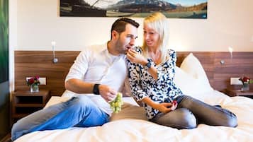 1 bedroom, desk, WiFi