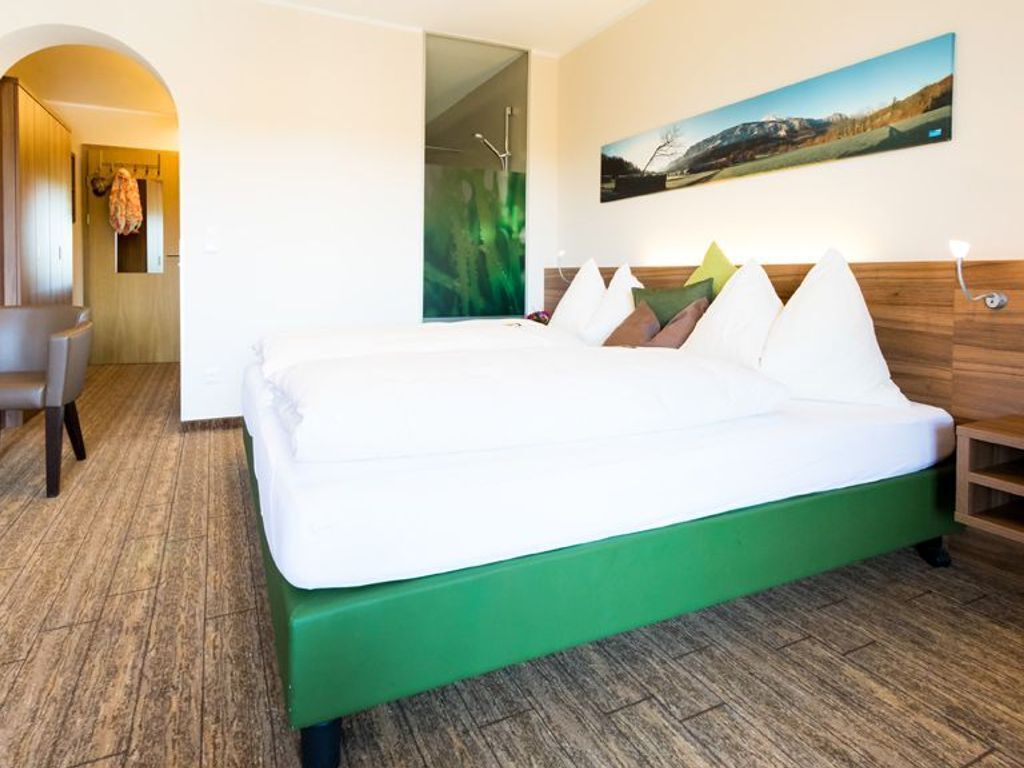 1 bedroom, desk, WiFi