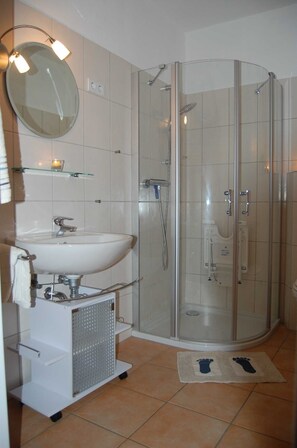 Hair dryer, towels, soap - Holiday apartment - Ferienwohnung-Beethovenstrasse (Westerstede)