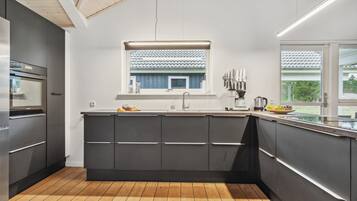 Fridge, oven, stovetop, dishwasher