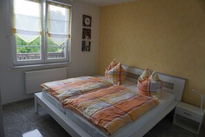 2 chambres, coffres-forts dans les chambres, draps fournis