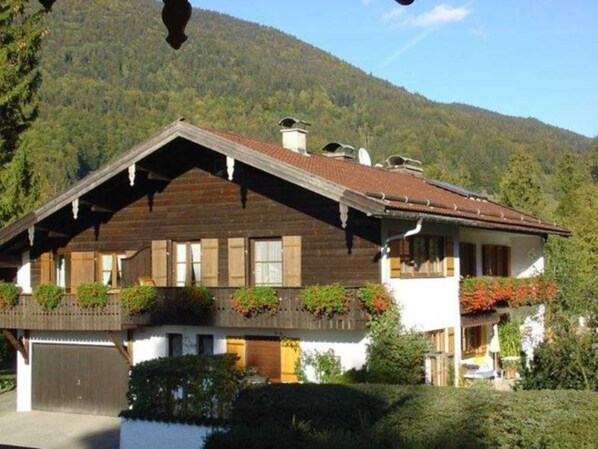 Unclassified image, 1 of 11, button