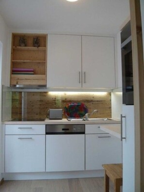 Een koelkast, een magnetron, een oven, een vaatwasser