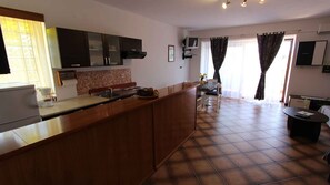 Kjøleskap, ovn, kokeplater og kaffetrakter/tekoker