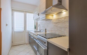 Kühlschrank, Herdplatte, Wasserkocher mit Kaffee-/Teezubehör