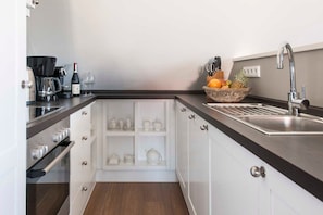 Refrigerador, horno, lavavajillas y cafetera y tetera
