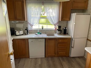 Fridge, microwave, oven, dishwasher - Villa Oops - Holiday home Villa Oops (Berlin)