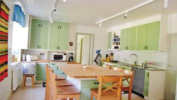 Kylskåp, mikrovågsugn, spishäll och diskmaskin