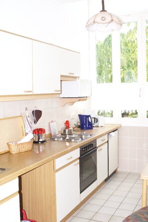 Geladeira, micro-ondas, fogão, lava-louças