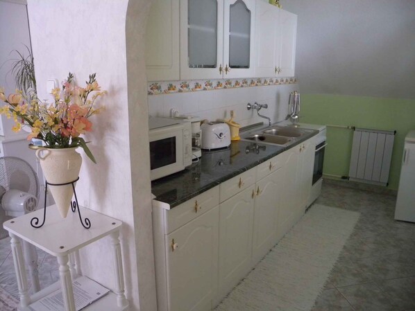 Køleskab, mikrobølgeovn, ovn, kogeplade