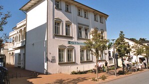 Ein weißes Gebäude mit dem Schriftzug 'Kur & Gesundheitsheim'.