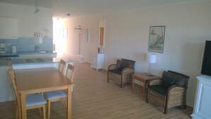 Eine moderne Wohnung mit Küche, Essbereich und Wohnzimmer.