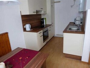 Køleskab, mikrobølgeovn, ovn, højstol