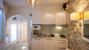 Fridge, microwave, stovetop, coffee/tea maker