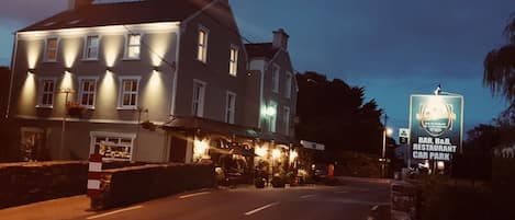 Fachada de la propiedad por la tarde o noche