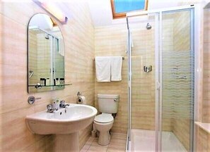 Shower, free toiletries, hair dryer, towels - The Anvil Bar & Restaurant (Castlemaine)