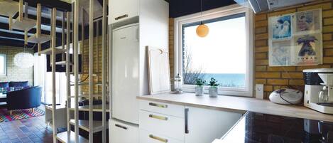 冷蔵庫、コンロ、食器洗い機、コーヒー / ティーメーカー