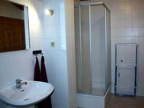 Dusche, Haartrockner, Handtücher, Seife