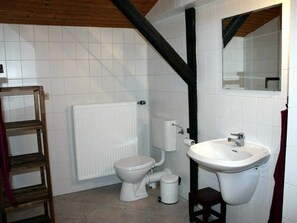 Een douche, een haardroger, handdoeken, zeep