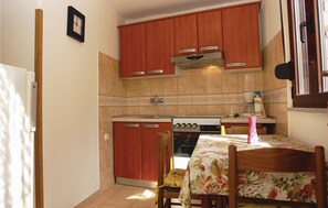Refrigerador, microondas, parrilla de estufa y cafetera y tetera 