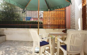 Outdoor dining - Amazing home in Pula with WiFi (Pula)