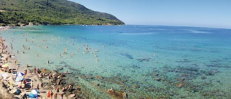 Una spiaggia nelle vicinanze