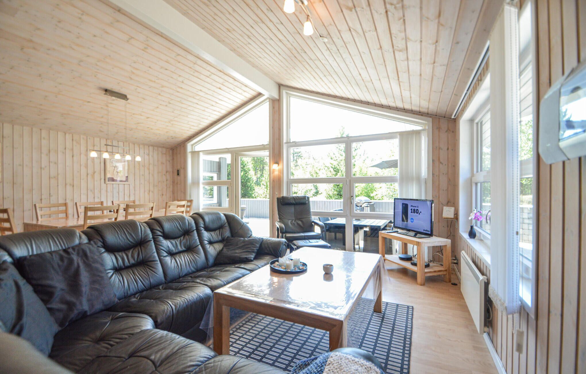 Tv, eldstad och dvd-spelare