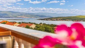Property grounds - Holiday apartment mit Balkon (Čižići)