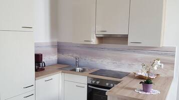 Four, lave-vaisselle, cafetiÚre/bouilloire, bouilloire électrique