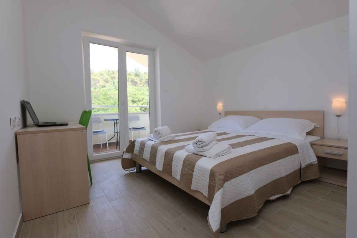 Ein Schlafzimmer mit einem Bett, einem Schreibtisch und einem Stuhl.