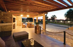 Outdoor dining - Gorgeous home in Gorica with kitchen (Gorica)