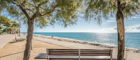 Una spiaggia nelle vicinanze
