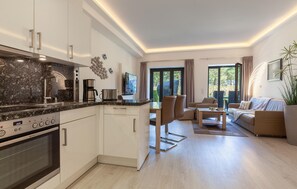 Kühlschrank, Mikrowelle, Herdplatte, Geschirrspüler