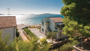 A coastal property with a view of the sea, a tiled roof, and a small garden area. - Lovely apartment in Jadrija with WiFi (Jadrija)
