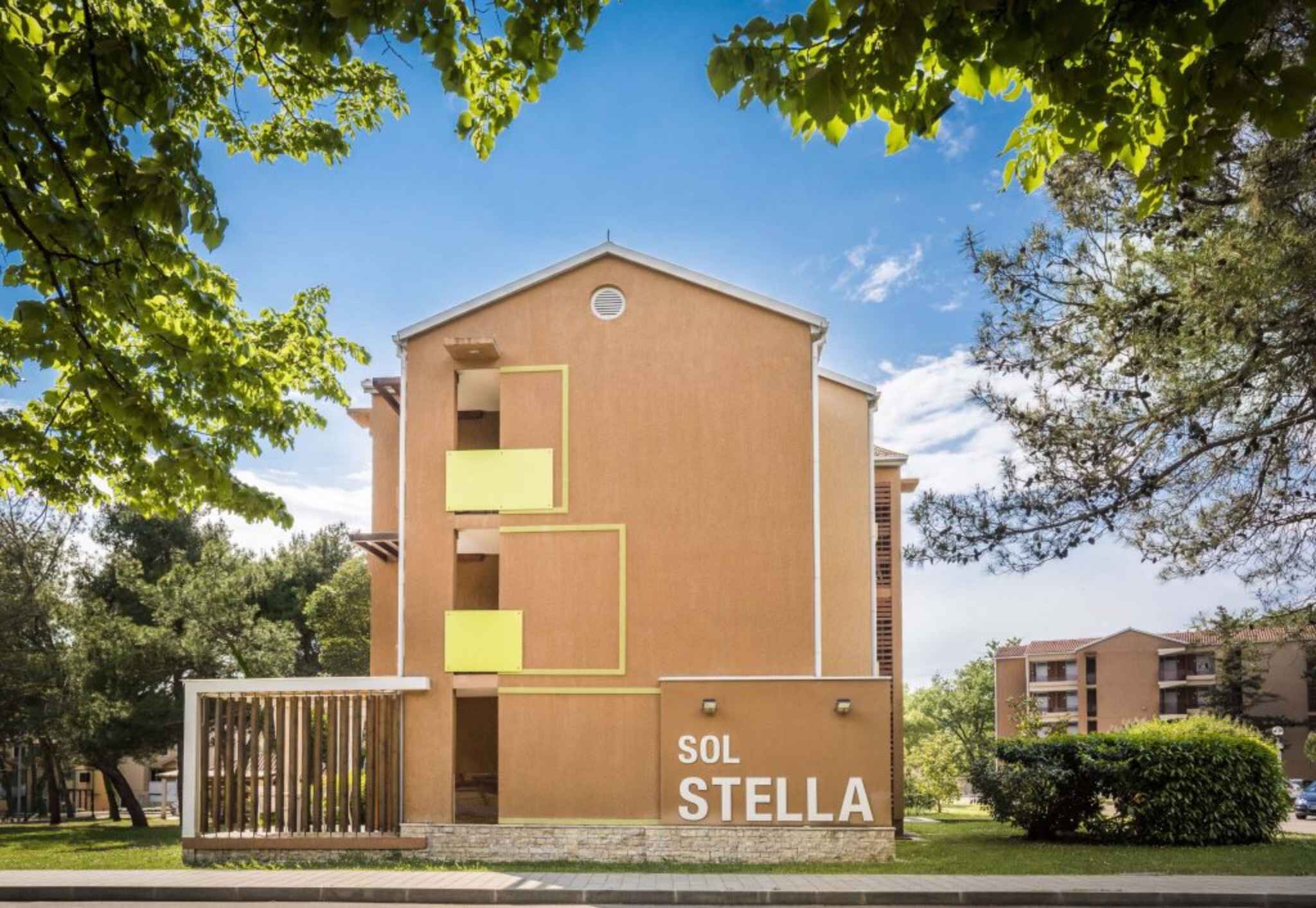 Un edificio con un letrero que dice "SOL STELLA".