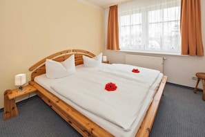 1 Schlafzimmer, Reisekinderbett, Bettwäsche