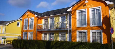 Un edificio de varios pisos con balcones y un letrero que dice "Antje".