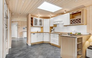 Kühlschrank, Mikrowelle, Herdplatte, Geschirrspüler