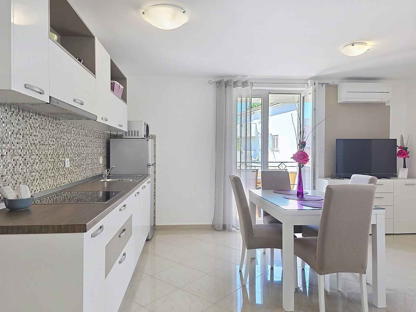 Kylskåp, mikrovågsugn, spishäll och diskmaskin