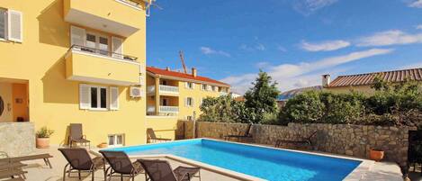 Et oppvarmet basseng